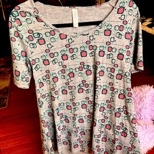 Lularoe Perfect T. This top is perfect to wear with leggings.